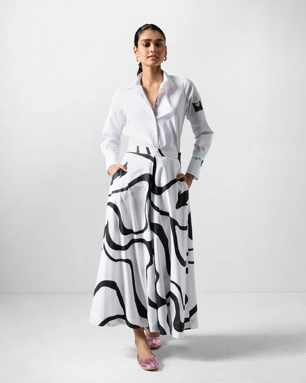 Flat waist, flared wide from the hip, complete look
